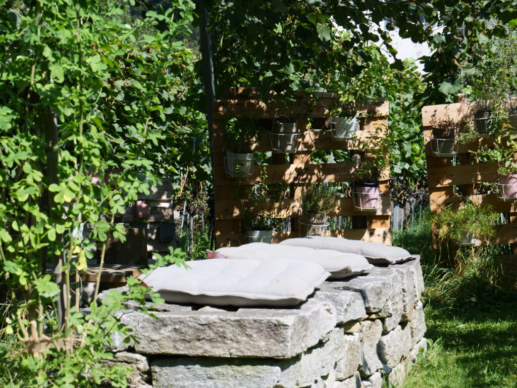 Sitzplatz auf Mauer